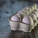 «От 300 до 400 рублей за десяток»: сахалинцам предлагают купить «золотые» яйца